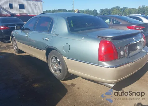 2005 Lincoln Town Car Signature Limited из США, поврежденный, VIN 1LNHM82W35Y651456